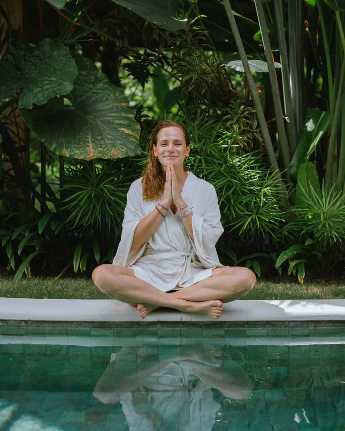 Marta Król ze złożonymi dłońmi na wysokości serca